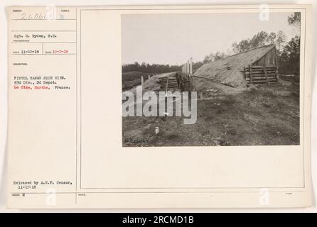 Il Sgt. G. Ryden della 83rd Division, 2nd Depot, può essere visto in una vista laterale su una gamma di pistole a la size, Sarthe, Francia. Questa foto è stata scattata il 2 ottobre 1918 e pubblicata dalla A.E.F. Censura il 15 novembre 1916. Foto Stock