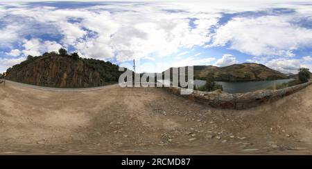 Visualizzazione panoramica a 360 gradi di Fiume Douro visto dalla N222