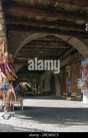 Arch Way sulla strada nel borgo medievale di Ainsa nei pirenei, Aragona, Spagna Foto Stock