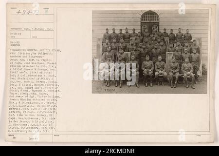 Didascalia: Comandante generale e Stato maggiore di divisione della 4a divisione durante la prima guerra mondiale. Fotografia scattata dal sergente C.E. Dunn il 10 marzo 1919. Prima fila (da sinistra a destra): Capitano Jean Meurisse, tenente colonnello Emmeret W. Savage, colonnello Christian A. Bach, maggior generale Mark L. Hersey, tenente colonnello Edward Camfield Jr., colonnello Raymond A. Wheeler. Seconda fila: Sgt. Victor Belloux, Tenente col. CH. C. Teare, maggiore J.N. Merrill, capitano J.P. Twaddell, Cap. Geo. Stevens, tenente colonnello Thos L. Sherburne, tenente colonnello F.C. Silbert, capitano R.T. Foto Stock