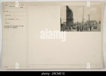 Questa fotografia raffigura la grave devastazione causata nel villaggio di Restel durante la prima guerra mondiale. Il fotografo, identificato come Reco, cattura le conseguenze della distruzione il 12 maggio 1919. La fotografia riporta la descrizione rilasciata dalla Symb E.U., evidenziando i danni significativi inflitti al villaggio. Foto Stock