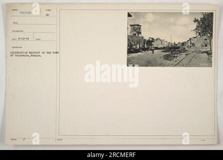 Questa fotografia mostra le conseguenze della distruzione nella città di Gondrexon, in Francia durante la prima guerra mondiale. L'entità del danno è evidente, con gli edifici ridotti in macerie. L'immagine è stata scattata il 12 maggio 1919 da un fotografo non identificato. Foto Stock