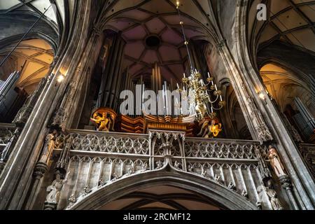 Vienna, AT - 9 giugno 2023 Vista orizzontale degli organi a canne di St Cattedrale di Stefano situata a Stephansplatz. Una Chiesa madre cattolica. Foto Stock