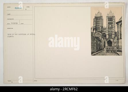 Fotografia che mostra una vista della cattedrale di Noyon, in Francia. L'immagine è stata scattata dal fotografo Sumice il 12 maggio 1919 ed è stata pubblicata per uso sindolico. La foto cattura le caratteristiche architettoniche della cattedrale e la sua posizione a Noyon, in Francia. Foto Stock
