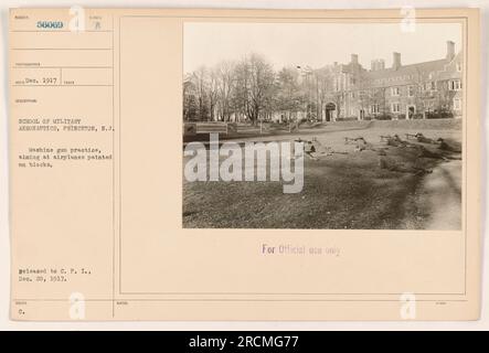 I soldati della School of Military Aeronautics di Princeton, New Jersey, sono visti condurre esercitazioni di mitragliatrici. I soldati puntano a bersagli costituiti da immagini di aerei dipinte su blocchi. Questa foto è stata scattata nel dicembre 1917 e rilasciata solo per uso ufficiale. Foto Stock