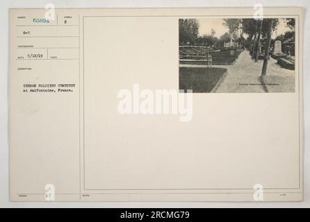 Cimitero dei soldati tedeschi ad Amifontaine, Francia. Questa fotografia, etichettata come numero G-2 e scattata dal fotografo 65894, mostra il cimitero dove sono sepolti i soldati tedeschi. La descrizione afferma che si tratta del cimitero dei soldati tedeschi situato ad Amifontaine, in Francia. L'abbreviazione "NEC'D 5/12/19" indica la data in cui la fotografia è stata depositata e "PRENDE DESCRIZIONE" suggerisce che sia stata scattata a scopo di registrazione. La nota "SYMBOL e HI" (SIMBOLO e HI) potrebbe riferirsi a un simbolo o a un contrassegno associato al cimitero. Infine, "Deutscher Heidenfriedheleifuntaine 3" può essere un errore di ortografia o trascrizione. Foto Stock