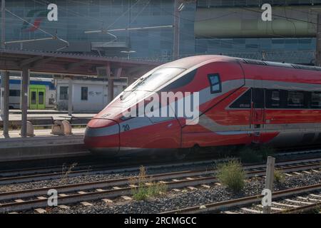 Roma, Italia - Luglio15, 2023: Trasporti, stazione termini di Roma, treni che passano sulle rotaie in estate mezzi di trasporto utilizzati per il turismo e.. Foto Stock