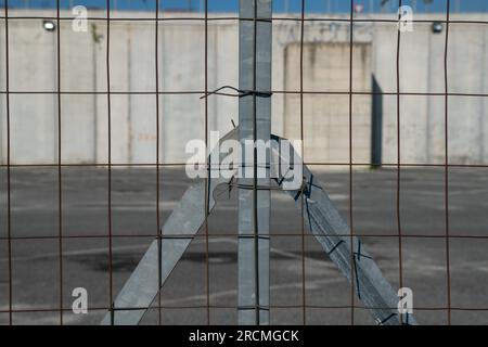 bordo con rete metallica. Pali galvanizzati, recinzione anonima. bordi con recinzioni. area protetta . Foto Stock