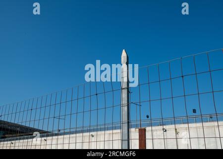 bordo con rete metallica. Pali galvanizzati, recinzione anonima. bordi con recinzioni. area protetta . Foto Stock