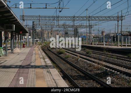 Roma, Italia - Luglio15, 2023: Trasporti, stazione termini di Roma, treni che passano sulle rotaie in estate mezzi di trasporto utilizzati per il turismo e.. Foto Stock