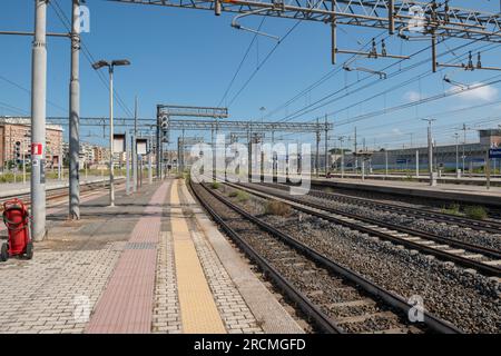 Roma, Italia - Luglio15, 2023: Trasporti, stazione termini di Roma, treni che passano sulle rotaie in estate mezzi di trasporto utilizzati per il turismo e.. Foto Stock