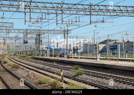 Roma, Italia - Luglio15, 2023: Trasporti, stazione termini di Roma, treni che passano sulle rotaie in estate mezzi di trasporto utilizzati per il turismo e.. Foto Stock