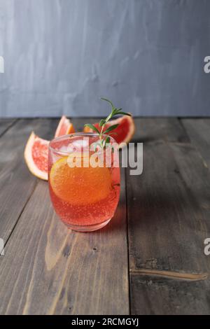 La bevanda limonata è un cocktail estivo a base di agrumi, pompelmo e menta, ciuffi di rosmarino. Bevande estive rinfrescanti limonata fatta in casa Foto Stock