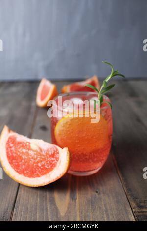 La bevanda limonata è un cocktail estivo a base di agrumi, pompelmo e menta, ciuffi di rosmarino. Bevande estive rinfrescanti limonata fatta in casa Foto Stock