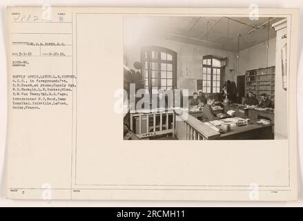 Lieut. L.R. Hunter, O.I.C., e la sua squadra sono raffigurati qui nell'ufficio rifornimenti a Camp Joinville, LaPont, Senna, Francia. Il personale nell'immagine include Pvt. R.B. Ho sentito al telefono, agente di fornitura W.D. Avverta, signorina H.M. Van Ysen, Cpl. M.A. E interprete F.C.. Bond dal Camp Hospital. La foto è stata scattata il 16 gennaio 1919 dal fotografo St. J. G. Jones. È stato successivamente rilasciato e valutato con i numeri di riferimento 488221 e 2238-19. Foto Stock