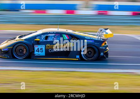 Una Lamborghini Huracan GT3 EVO che corre sul circuito Killarney International Raceway a città del Capo, in Sudafrica. Questa fotografia è stata scattata il 9 dicembre 2022. Foto Stock