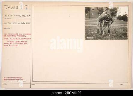 Soldati a Fort Myer, Virginia, impegnati in un'esercitazione Jiu-Jitsu. Tenente E.N. Jackson del Signal Reserve Corps scattò questa foto nel luglio 1918. L'immagine raffigura il capitano Allen Smith che istruisce i soldati su una tecnica difensiva. Un avversario viene visto afferrare la vita mentre il soldato attaccato colpisce con un pugno. Foto Stock