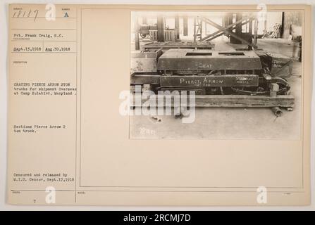 Un gruppo di soldati viene visto a Camp Holabird, Maryland, che preda i camion Pierce Arrow da 2 tonnellate per la spedizione oltreoceano durante la prima guerra mondiale. La foto è stata scattata il 30 agosto 1918 e rilasciata dal M.I.D. Censura il 17 settembre 1918. Il soldato Frank Craig è presente nell'immagine. Foto Stock