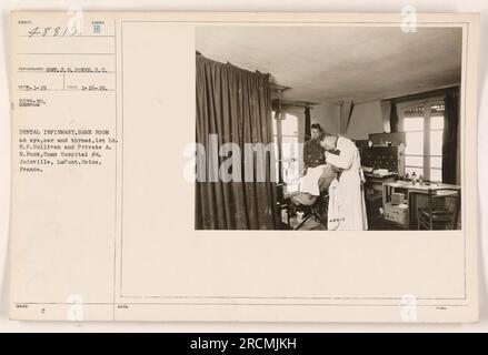 1° tenente E.F. Sullivan e il soldato A.H. Buck si vedono nell'infermeria dentale del Camp Hospital #4 a Joinville, LaPont, Senna, Francia. La fotografia è stata scattata dal Sgt.J.G. Jones.S.C. il 1-16-19 e rilasciata il 1-19-19. L'infermeria dentale condivide la stessa stanza del reparto occhi, orecchie e gola. Foto Stock