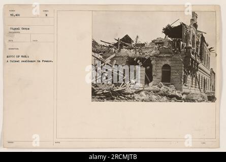 Questa fotografia cattura le conseguenze della guerra, mostrando un edificio residenziale parzialmente distrutto in Francia durante la prima guerra mondiale. L'immagine mostra l'impatto devastante delle attività militari sulle infrastrutture civili. Le rovine servono come triste promemoria del caos e della distruzione causati dal conflitto. Foto Stock