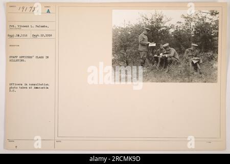 Vincent L. Palumbo, un fotografo, ha catturato questa immagine il 19 settembre 1916 ad Amacostia D.C. Mostra la classe degli ufficiali di stato maggiore in cartellonistica, con gli ufficiali riuniti per una consultazione. La fotografia è identificata con il numero 19173 e le note menzionano la sua emissione nel settembre 1918. Foto Stock