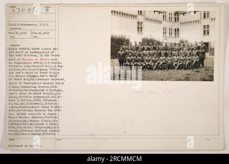 Didascalia fattuale: 'Il maggiore generale Harry C. Hale e il suo staff presso il quartier generale della 84a Divisione, nel cortile del castello di Neuvic. La foto mostra il maggiore DeWitt, C.T. Grubbs, tenente colonnello L.R. Gignillist, tenente colonnello Walter Krueger, colonnello Lawrence Halstead, maggiore generale Harry C. Hale, colonnello Frederick W. Vanuyne, col. J.H. Allen, tenente colonnello Robert L. Collins, tenente colonnello Geo. C. Rockwell, maggiore Oscar W. 018-Wold, maggiore J. Gardner Greeves, maggiore Welter J. Otis, maggiore Henry E. Valentine, maggiore F.P. Patton e il maggiore Geo. A. Hanvey. Foto Stock