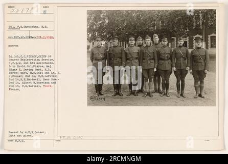 Questa fotografia mostra il tenente colonnello c.c. Pierce, capo del Graves Registration Service, insieme ai suoi assistenti in posa per una foto di gruppo. Gli individui in prima fila, da sinistra a destra, sono il maggiore Edgar E. Davis, capitano H.L. Hardy, capitano M.B. Dix, 2° tenente H.J. Conner, 2° tenente E.K. Lefevre, e il secondo tenente R.E. Hartwell. Nella fila posteriore ci sono il 2° tenente Albert W. Morrison e il 2° tenente C.M. Noetzel. Il luogo è Tours, Francia, e la data esatta è sconosciuta. La fotografia è stata passata dalla A.E.F. Censor e pubblicata da W.P.C. PE.ML.QMC. Foto Stock