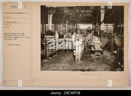 "Immagine del processo di produzione di gusci per shrapnel da 155 mm presso lo stabilimento di Bartlett-Hayward Co. A Baltimora, Md. La foto è stata scattata nel 1918. La didascalia include dettagli quali il numero del fotografo, la data e le note sulla base finita e l'uso ufficiale." Foto Stock