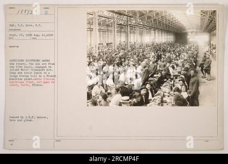 I soldati del 57th Engineers, che prestano servizio nel servizio di trasporto idrico interno, sono visti pranzare in una sala da pranzo situata nello stabilimento di munizioni Andre Citroen a Parigi, in Francia. La foto è stata scattata il 14 agosto 1918 dal sergente C.E. Mace, ed è stato approvato dal censore A.E.F. per il rilascio. Foto Stock