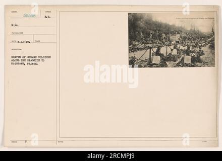 Didascalia: Tombe di soldati tedeschi lungo la strada per Soissons, Francia. Foto scattata a scopo di documentazione dal fotografo Sumber G-24 59568 il 12 maggio 1919. I soldati tedeschi simboleggiano il sacrificio fatto durante la guerra. (Nota: L'iscrizione in tedesco si traduce approssimativamente in "grande guerriero tedesco come la strada per Scher.") Foto Stock