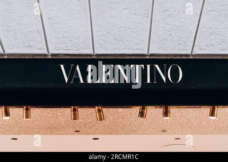 Milano, Italia - 13 novembre 2021: Logo della facciata del negozio di abbigliamento femminile Maison Valentino. Foto Stock