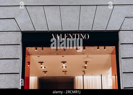 Milano, Italia - 13 novembre 2021: Logo della facciata del negozio di abbigliamento femminile Maison Valentino. Foto Stock