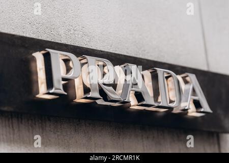 Milano, Italia - 13 novembre 2021: Logo della facciata del negozio di abbigliamento femminile Prada Foto Stock