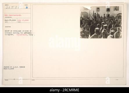Un gruppo di civili può essere visto fuori da un tribunale a Villafranca, in Italia, in attesa che gli ufficiali si presentino. La foto è stata scattata dal sergente Moscioni il 27 luglio 1918, ed è stata passata dalla censura della A.E.F. il 6 settembre 1918. L'immagine è etichettata come 111-SC-20588 nelle fotografie delle attività militari americane durante la prima guerra mondiale. Foto Stock