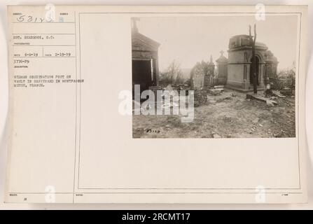 Postazione di osservazione tedesca in cima a una volta in un cimitero a Montfaucon, Mosa, Francia. La foto è stata scattata il 19 febbraio 1919 ed è stata documentata dal sergente Seabrook. L'immagine fornisce una visione chiara della presenza militare tedesca e delle attività durante la prima guerra mondiale Foto Stock