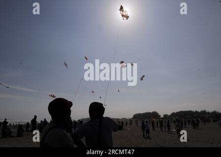 Parangkusumo Beach, Indonesia. 15 luglio 2023, parang kusumo, Yogyakarta, Indonesia: Centinaia di aquiloni di varie forme animano il Festival Internazionale degli aquiloni nella zona della spiaggia di Parangkusumo il 15 luglio 2023. Decine di club di operai e camerieri di varie regioni dell'Indonesia e a livello internazionale hanno partecipato a questo evento che mira a educare il pubblico sull'arena sicura per gli aquiloni. Crediti: ZUMA Press, Inc./Alamy Live News Foto Stock