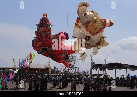 Parangkusumo Beach, Indonesia. 15 luglio 2023, parang kusumo, Yogyakarta, Indonesia: Centinaia di aquiloni di varie forme animano il Festival Internazionale degli aquiloni nella zona della spiaggia di Parangkusumo il 15 luglio 2023. Decine di club di operai e camerieri di varie regioni dell'Indonesia e a livello internazionale hanno partecipato a questo evento che mira a educare il pubblico sull'arena sicura per gli aquiloni. Crediti: ZUMA Press, Inc./Alamy Live News Foto Stock