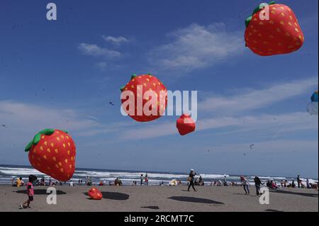 Parangkusumo Beach, Indonesia. 15 luglio 2023, parang kusumo, Yogyakarta, Indonesia: Centinaia di aquiloni di varie forme animano il Festival Internazionale degli aquiloni nella zona della spiaggia di Parangkusumo il 15 luglio 2023. Decine di club di operai e camerieri di varie regioni dell'Indonesia e a livello internazionale hanno partecipato a questo evento che mira a educare il pubblico sull'arena sicura per gli aquiloni. Crediti: ZUMA Press, Inc./Alamy Live News Foto Stock