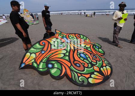 Parangkusumo Beach, Indonesia. 15 luglio 2023, parang kusumo, Yogyakarta, Indonesia: Centinaia di aquiloni di varie forme animano il Festival Internazionale degli aquiloni nella zona della spiaggia di Parangkusumo il 15 luglio 2023. Decine di club di operai e camerieri di varie regioni dell'Indonesia e a livello internazionale hanno partecipato a questo evento che mira a educare il pubblico sull'arena sicura per gli aquiloni. Crediti: ZUMA Press, Inc./Alamy Live News Foto Stock