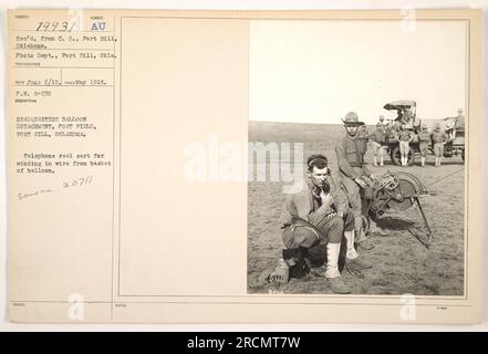 Quartier generale del distaccamento delle mongolfiere a Post Field, Fort Sill, Oklahoma. L'immagine mostra un carrello per bobina telefonica utilizzato per avvolgere il filo dal cestello di un palloncino. Presa nel maggio 1918. Fotografia ricevuta da C. 0., Fort S111, Oklahoma. Proveniente dall'AU Photo Dept., Fort Sill, Oklahoma. Fotografo: Sconosciuto. Numero di riferimento foto: 111-SC-19931. Foto Stock