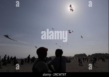 Parangkusumo Beach, Indonesia. 15 luglio 2023, parang kusumo, Yogyakarta, Indonesia: Centinaia di aquiloni di varie forme animano il Festival Internazionale degli aquiloni nella zona della spiaggia di Parangkusumo il 15 luglio 2023. Decine di club di operai e camerieri di varie regioni dell'Indonesia e a livello internazionale hanno partecipato a questo evento che mira a educare il pubblico sull'arena sicura per gli aquiloni. Crediti: ZUMA Press, Inc./Alamy Live News Foto Stock