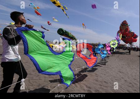 Parangkusumo Beach, Indonesia. 15 luglio 2023, parang kusumo, Yogyakarta, Indonesia: Centinaia di aquiloni di varie forme animano il Festival Internazionale degli aquiloni nella zona della spiaggia di Parangkusumo il 15 luglio 2023. Decine di club di operai e camerieri di varie regioni dell'Indonesia e a livello internazionale hanno partecipato a questo evento che mira a educare il pubblico sull'arena sicura per gli aquiloni. Crediti: ZUMA Press, Inc./Alamy Live News Foto Stock