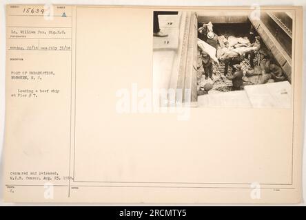 Il tenente William Fox, Signal Corps, è visto nella fotografia scattata da Recho il 31 luglio 1918. L'immagine mostra il porto di imbarco a Hoboken, N.J. al molo n. 7, dove viene caricata una nave da manzo. La foto è stata censurata e pubblicata dal M.I.B. il 23 agosto 1918. Foto Stock