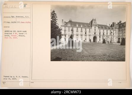 L'immagine mostra soldati americani e personale medico all'American Red Cross base Hospital n. 36 a Vittel, in Francia, il 22 giugno 1918. Fu presa dal Sgt. Moscioni e ricevuta il 24 agosto 1918. La fotografia è stata passata da A.E.F. Censor il 29 luglio 1918. La posizione sembra essere Cerere (?) Hotel. La relazione sul retro è contrassegnata con "e 3-4". Foto Stock