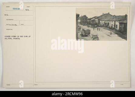 Soldati e civili possono essere visti in questa scena di strada nella città di St. Jure, Francia durante la prima guerra mondiale. La fotografia è stata scattata dal fotografo 65150 il 12 maggio 1919 ed è contrassegnata con la descrizione "ricognizione" e il simbolo "D E.U." Foto Stock