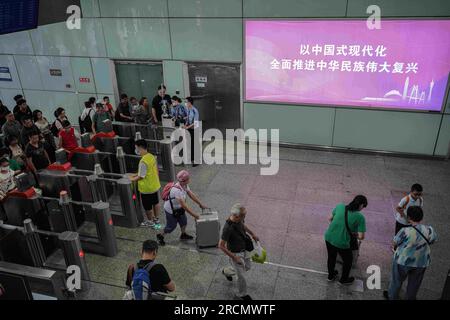 Guangzhou, Cina. 15 luglio 2023. La gente entra nella stazione ferroviaria. Guangzhou South Railway Station è una delle più grandi e popolari stazioni ferroviarie della Cina. Ha una posizione ottima, che collega i treni da diverse parti della Cina, tra cui Pechino, Shanghai, Shenzhen, Hong Kong, Changsha, Wuhan e molti altri. (Immagine di credito: © Michael ho Wai Lee/SOPA Images via ZUMA Press Wire) SOLO USO EDITORIALE! Non per USO commerciale! Foto Stock