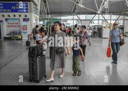 Guangzhou, Cina. 15 luglio 2023. La gente entra nella stazione ferroviaria. Guangzhou South Railway Station è una delle più grandi e popolari stazioni ferroviarie della Cina. Ha una posizione ottima, che collega i treni da diverse parti della Cina, tra cui Pechino, Shanghai, Shenzhen, Hong Kong, Changsha, Wuhan e molti altri. (Immagine di credito: © Michael ho Wai Lee/SOPA Images via ZUMA Press Wire) SOLO USO EDITORIALE! Non per USO commerciale! Foto Stock