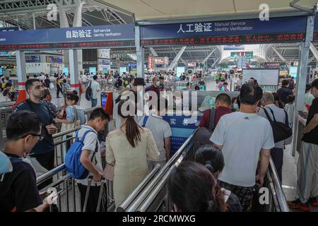 Guangzhou, Cina. 15 luglio 2023. Le persone si mettono in fila e fanno il check-in alla stazione ferroviaria. Guangzhou South Railway Station è una delle più grandi e popolari stazioni ferroviarie della Cina. Ha una posizione ottima, che collega i treni da diverse parti della Cina, tra cui Pechino, Shanghai, Shenzhen, Hong Kong, Changsha, Wuhan e molti altri. (Immagine di credito: © Michael ho Wai Lee/SOPA Images via ZUMA Press Wire) SOLO USO EDITORIALE! Non per USO commerciale! Foto Stock