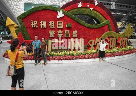 Guangzhou, Cina. 15 luglio 2023. Le persone scattano foto all'interno della stazione ferroviaria. Guangzhou South Railway Station è una delle più grandi e popolari stazioni ferroviarie della Cina. Ha una posizione ottima, che collega i treni da diverse parti della Cina, tra cui Pechino, Shanghai, Shenzhen, Hong Kong, Changsha, Wuhan e molti altri. (Immagine di credito: © Michael ho Wai Lee/SOPA Images via ZUMA Press Wire) SOLO USO EDITORIALE! Non per USO commerciale! Foto Stock