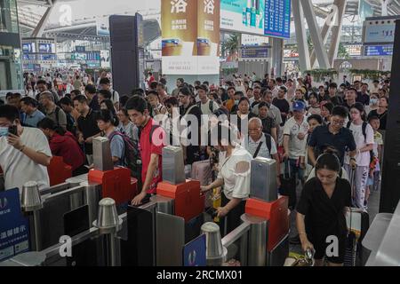 Guangzhou, Cina. 15 luglio 2023. Le persone si mettono in fila e fanno il check-in alla stazione ferroviaria. Guangzhou South Railway Station è una delle più grandi e popolari stazioni ferroviarie della Cina. Ha una posizione ottima, che collega i treni da diverse parti della Cina, tra cui Pechino, Shanghai, Shenzhen, Hong Kong, Changsha, Wuhan e molti altri. (Immagine di credito: © Michael ho Wai Lee/SOPA Images via ZUMA Press Wire) SOLO USO EDITORIALE! Non per USO commerciale! Foto Stock